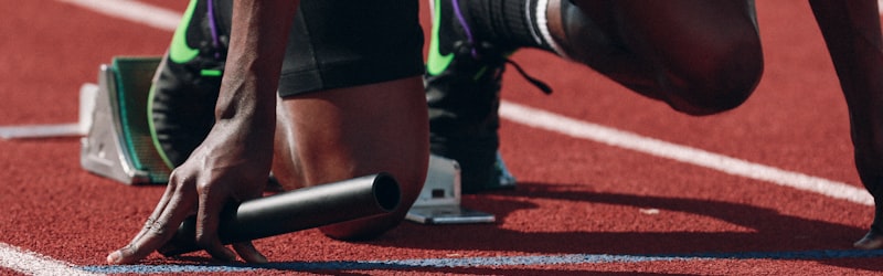 田径运动员在跑道上进行起跑训练