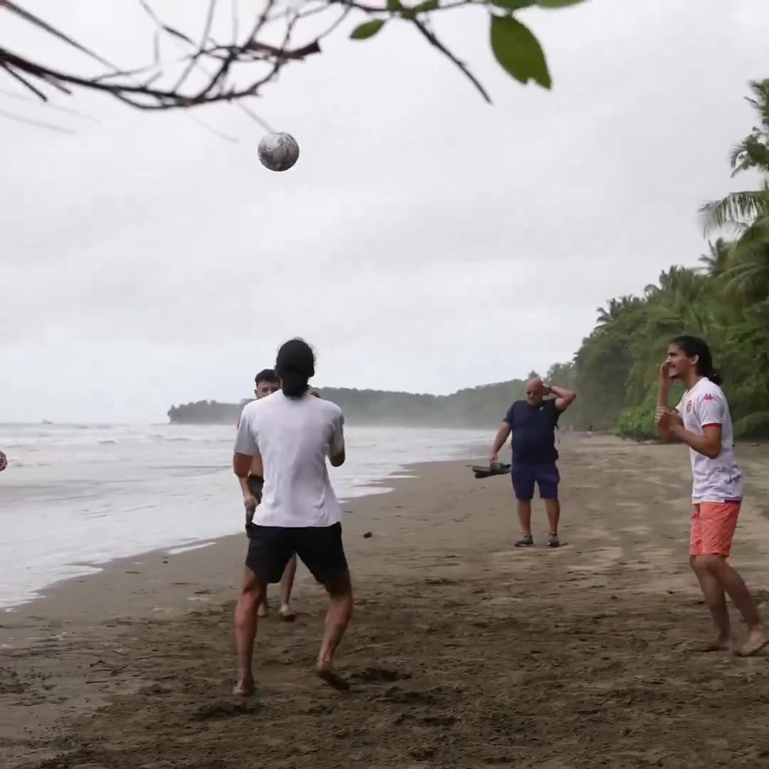 享受生活🏖️！文班亚马度假期间与友人玩起了沙滩足球⚽️